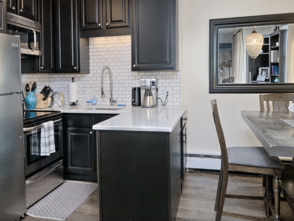 Luxury 2 Bedroom Sleeps 8 - 75 Yards to Gondola- Hot tub
